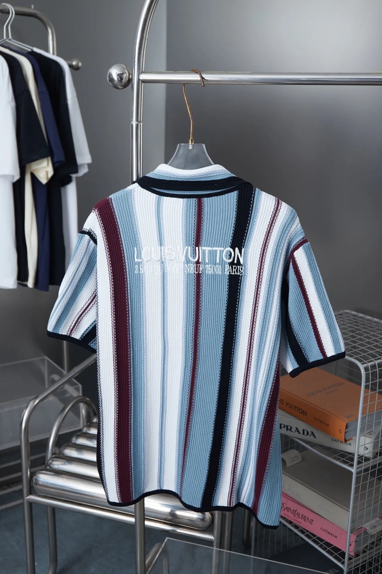 🅿️300 Lujia 25ss new cotton short-sleeved shirt has a loose and breathable silhouette with vertical crochet stripes and Yingze embroidered logos on the front and back. The pearlescent buttons on the front highlight the elegant details, and can be paired with matching shorts to create a cruise look. Size: S.M.L.XL.